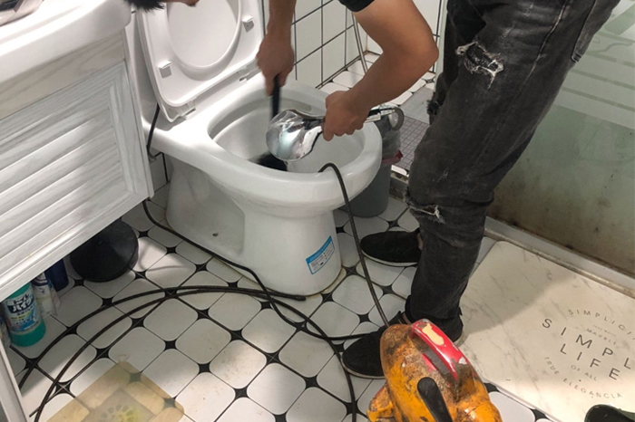 育才镇疏通下水道