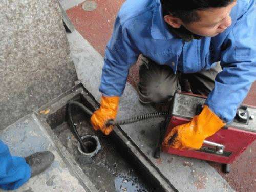 育才镇疏通下水道