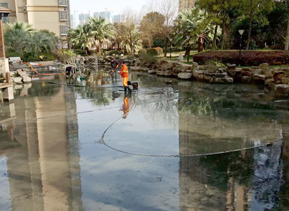 育才镇景观池淤泥清理