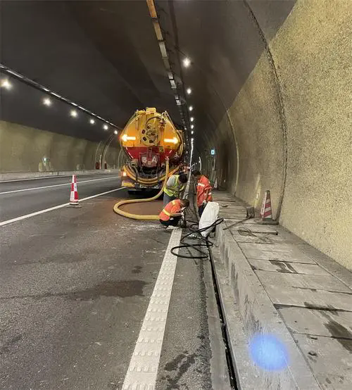 育才镇隧道排水渠清淤